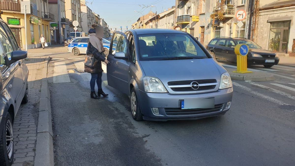 Wjechała w pieszą przechodzącą przez przejście. Kobieta trafiła do szpitala (zdjęcia)