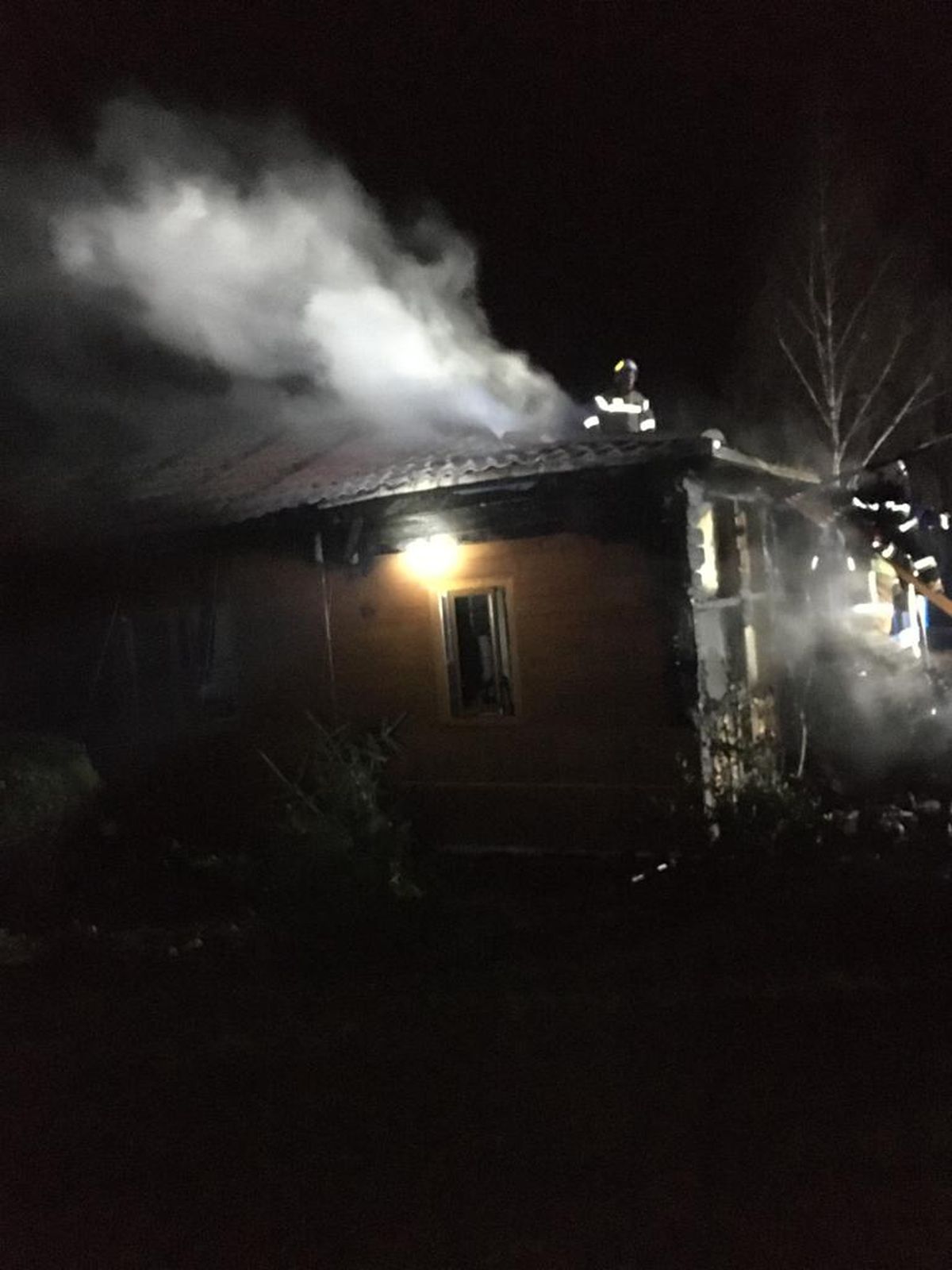 Dom stanął w płomieniach, zapalił się też gaz z gazociągu. Akcja gaśnicza trwała 5 godzin (zdjęcia)