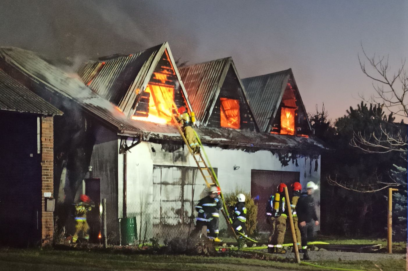 Nad ranem dom i warsztat stanęły w płomieniach. Z ogniem walczyło 30 strażaków (zdjęcia)