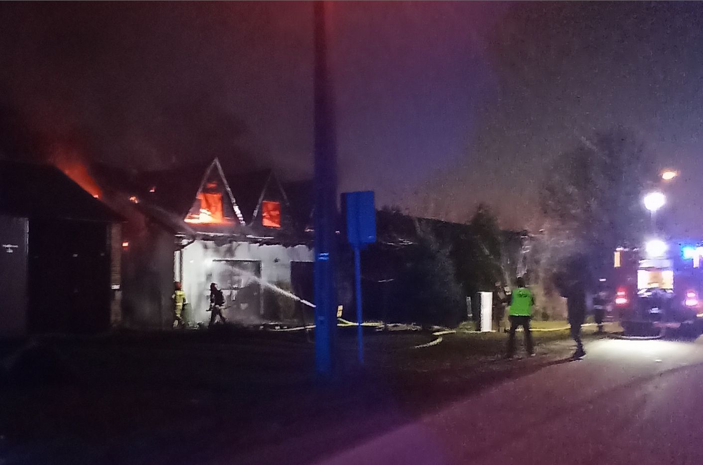 Nad ranem dom i warsztat stanęły w płomieniach. Z ogniem walczyło 30 strażaków (zdjęcia)
