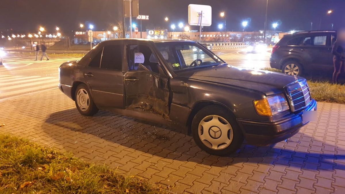 Jeden z kierowców zignorował znak stop. Na rondzie przy Makro mercedes zderzył się z chevroletem (zdjęcia)