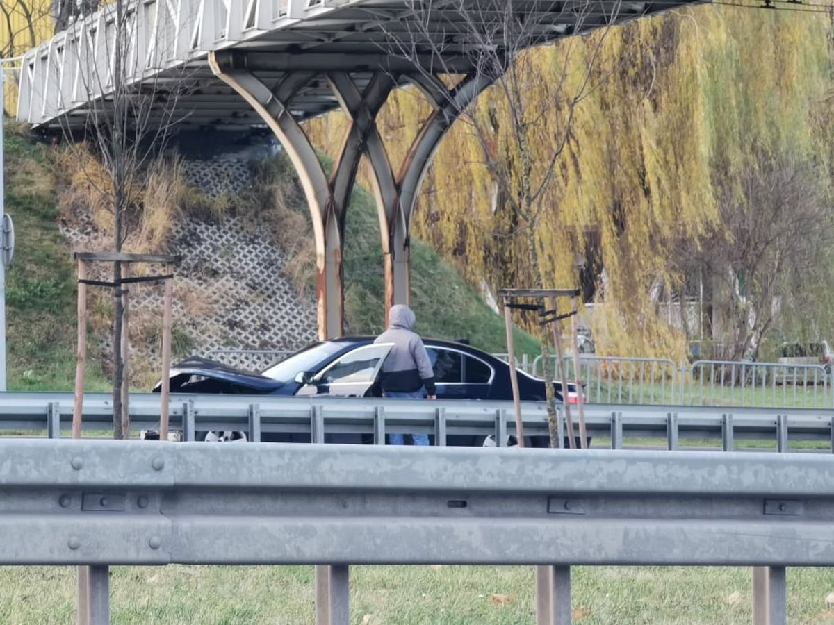 Zderzenie skody z BMW. Dwie osoby są ranne, ruch został wstrzymany (wideo, zdjęcia)
