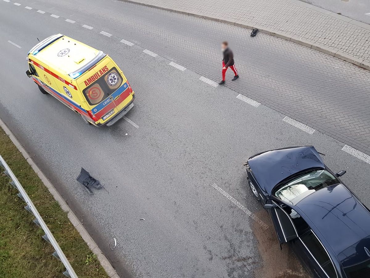 Zderzenie skody z BMW. Dwie osoby są ranne, ruch został wstrzymany (wideo, zdjęcia)