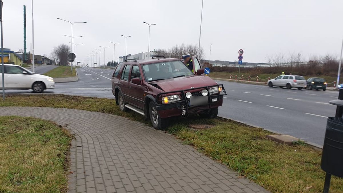 Wjechał w stojącego przed skrzyżowaniem volkswagena (zdjęcia)