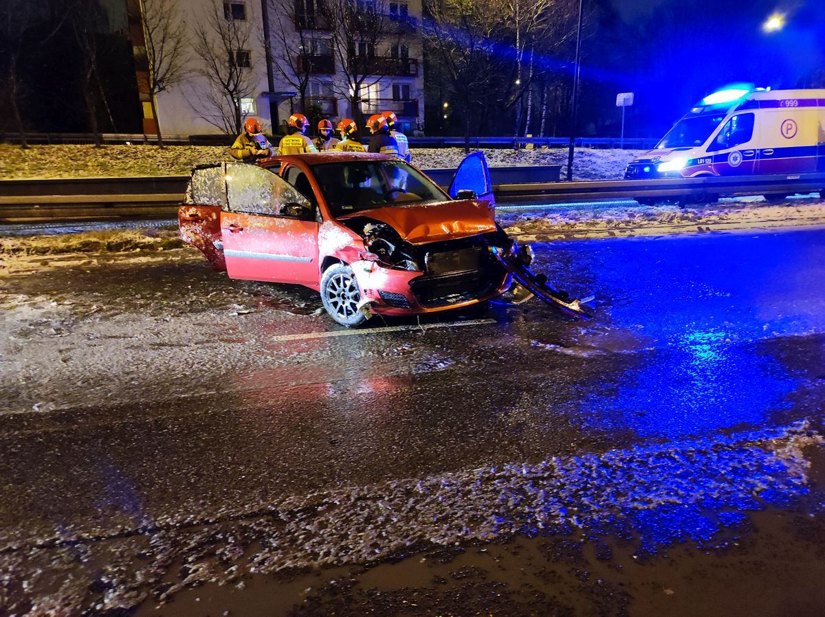 Ford uderzył w bariery. Pijany kierowca zaatakował ratowników, którzy chcieli mu udzielić pomocy (zdjęcia)