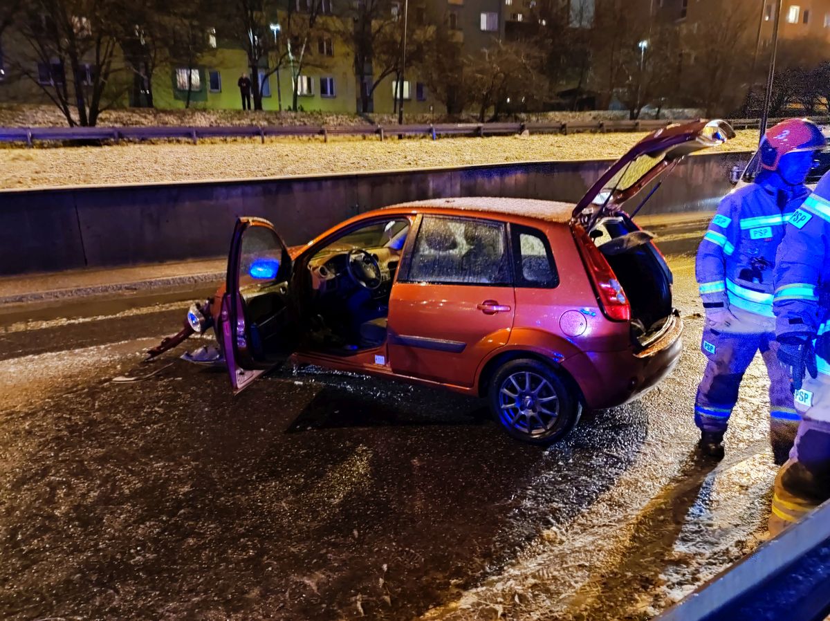 Ford uderzył w bariery. Pijany kierowca zaatakował ratowników, którzy chcieli mu udzielić pomocy (zdjęcia)