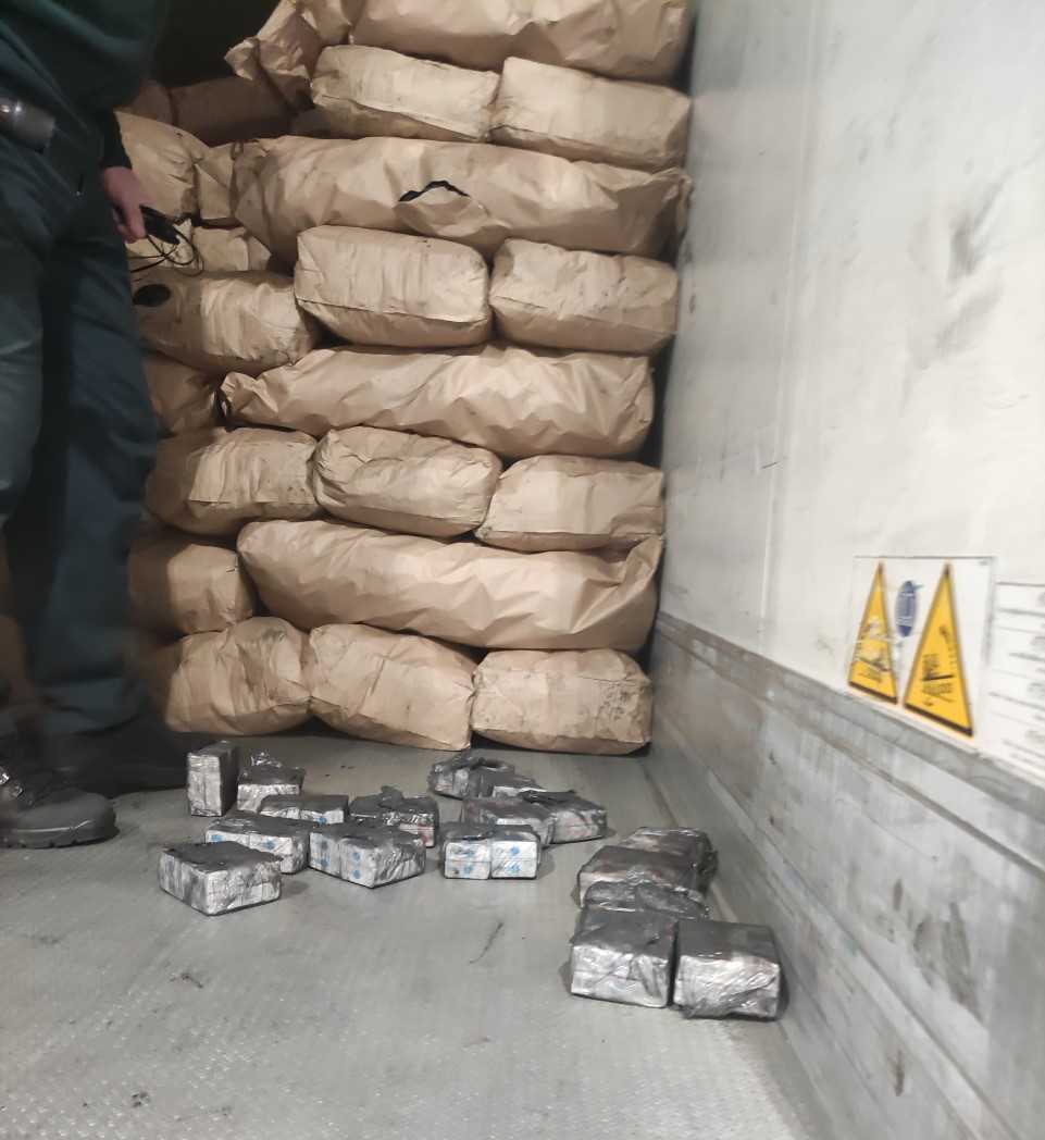 Nielegalne papierosy o wartości blisko 800 tys. złotych w dwóch ciężarówkach (zdjęcia)