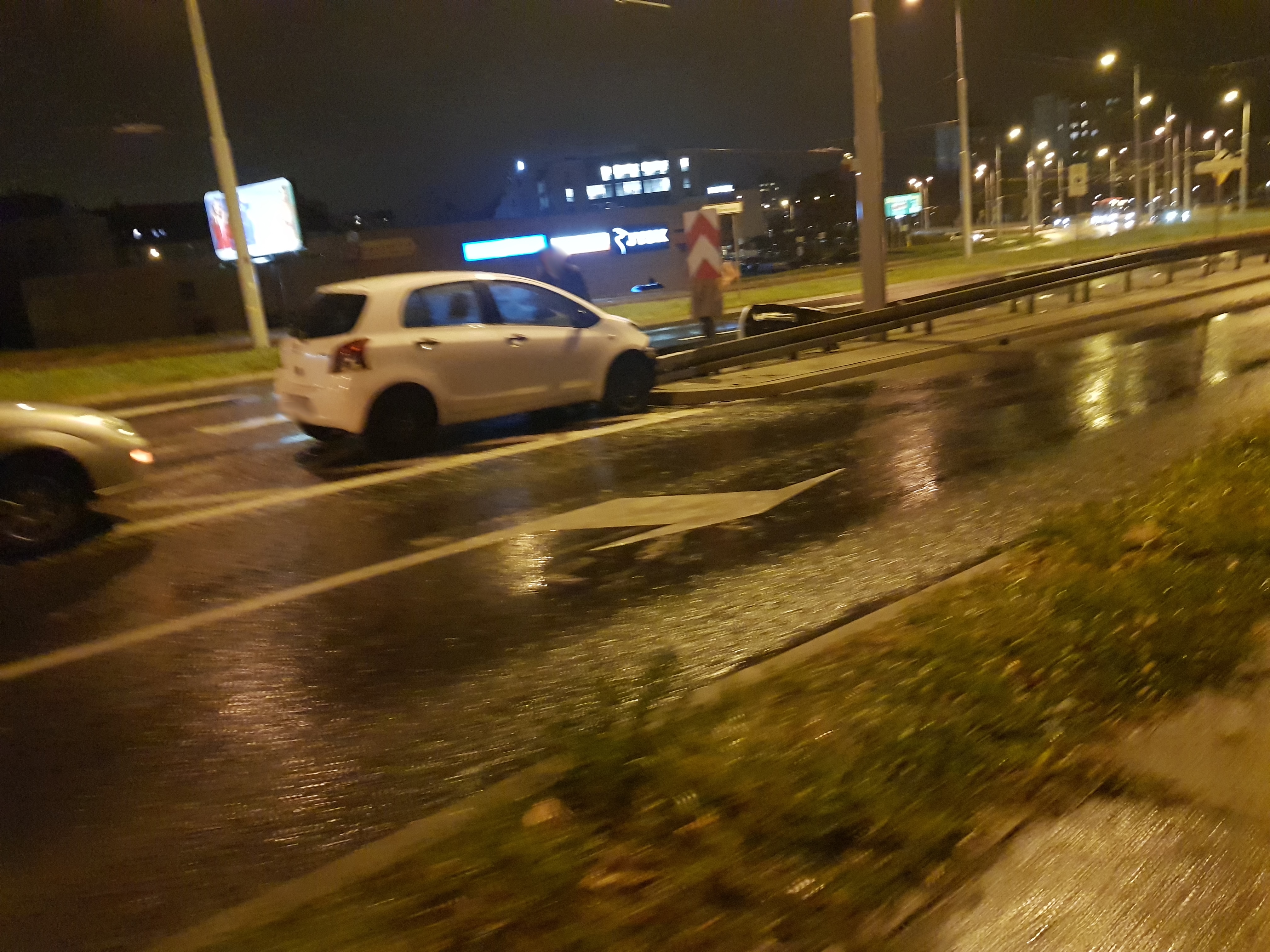 Nie trafiła na pas ruchu, uderzyła czołowo w barierę energochłonną (zdjęcia)