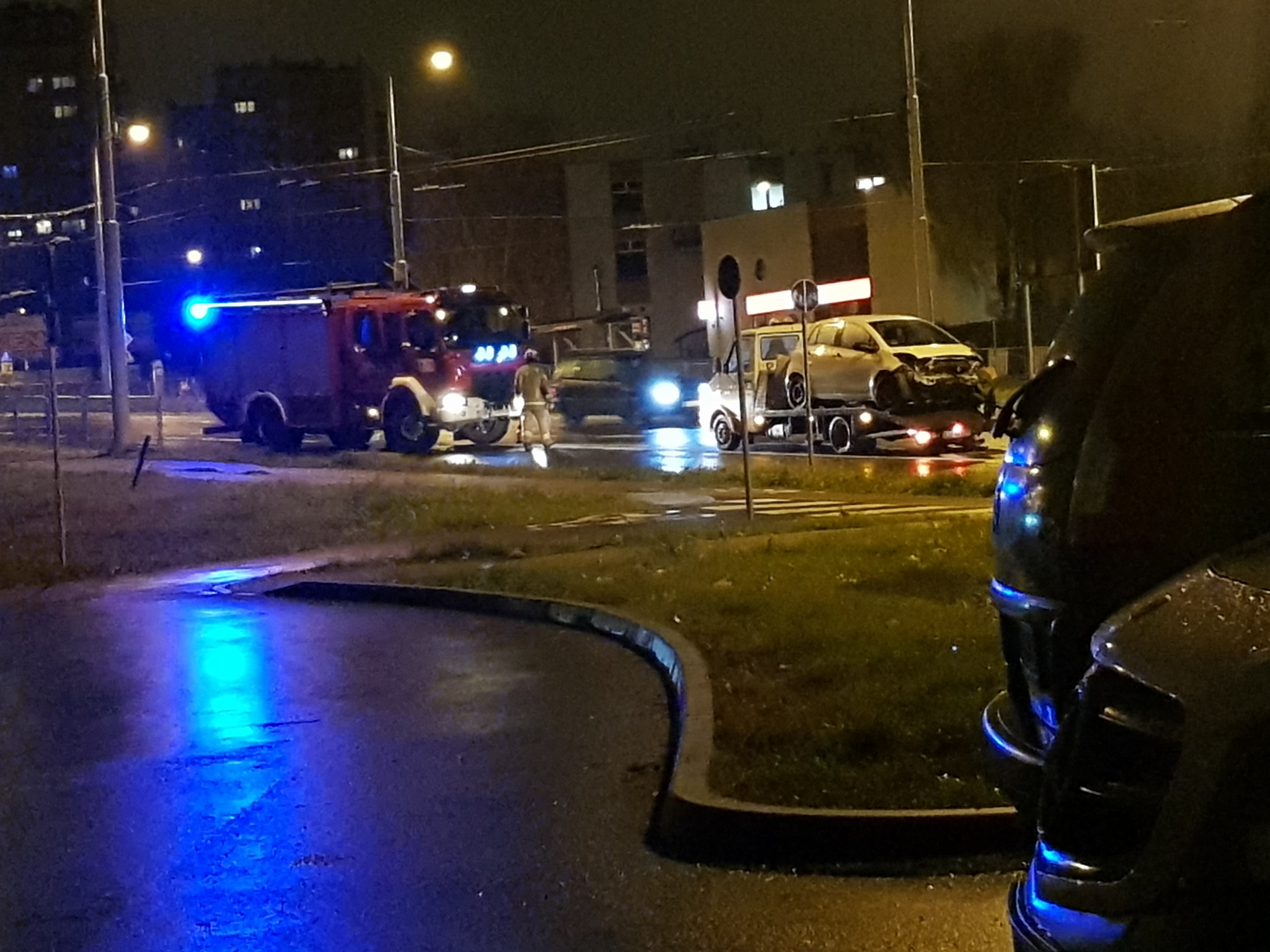 Nie trafiła na pas ruchu, uderzyła czołowo w barierę energochłonną (zdjęcia)