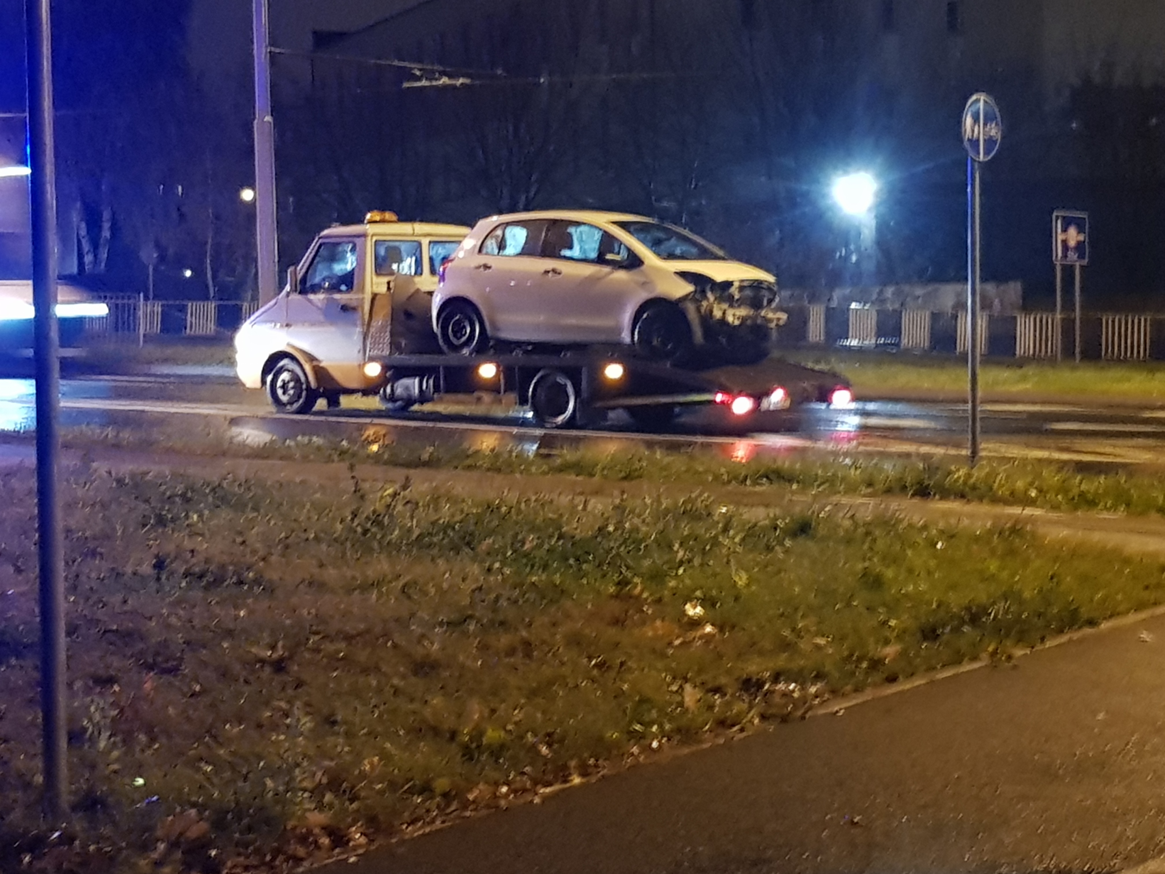 Nie trafiła na pas ruchu, uderzyła czołowo w barierę energochłonną (zdjęcia)