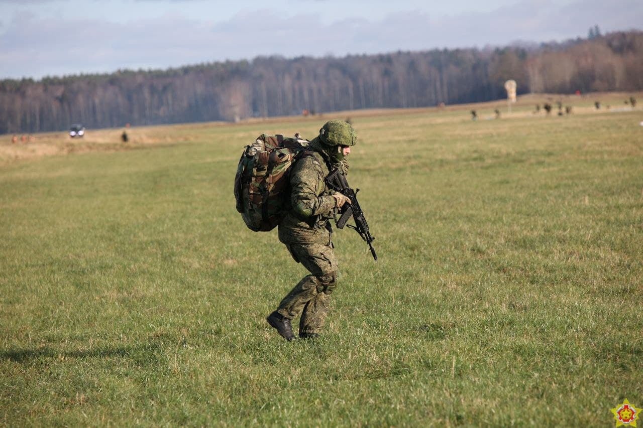 Przy granicy z Polską powstaje duże obozowisko. Trwają również manewry wojskowe (wideo, zdjęcia)