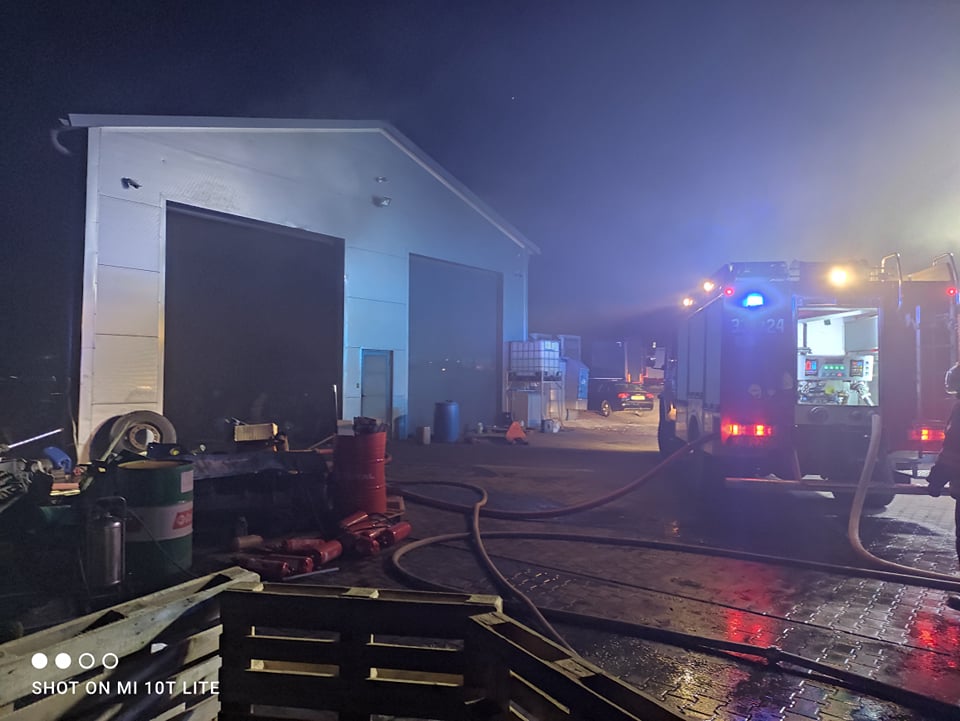 Strażacy gasili pożar hali magazynowej. W akcji siedem zastępów straży pożarnej (zdjęcia)