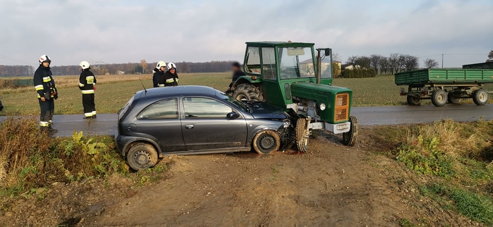 Dwie osoby poszkodowane w zderzeniu pojazdu osobowego z ciągnikiem rolniczym (zdjęcia)