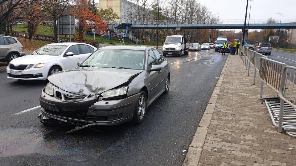 Zderzenie BMW z saabem na al. Sikorskiego. Występują utrudnienia w ruchu (zdjęcia)