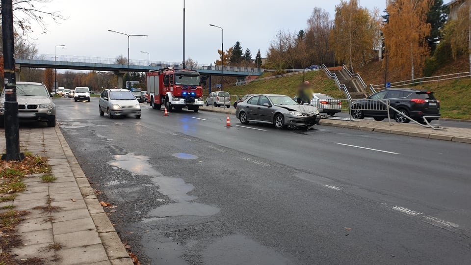 Zderzenie BMW z saabem na al. Sikorskiego. Występują utrudnienia w ruchu (zdjęcia)