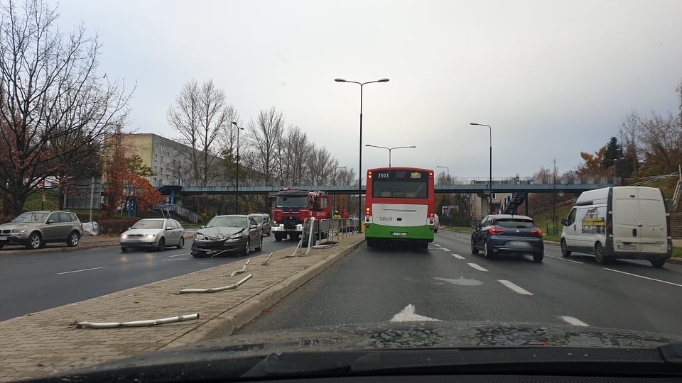 Zderzenie BMW z saabem na al. Sikorskiego. Występują utrudnienia w ruchu (zdjęcia)