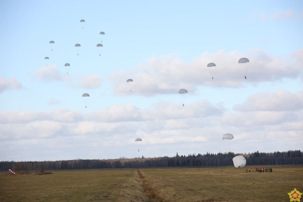 Przy granicy z Polską powstaje duże obozowisko. Trwają również manewry wojskowe (wideo, zdjęcia)