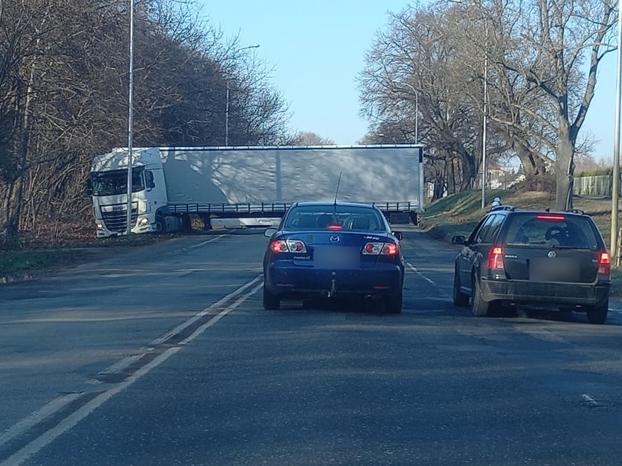 Manewr zawracania się nie powiódł. Ulica jest całkowicie zablokowana (zdjęcia)