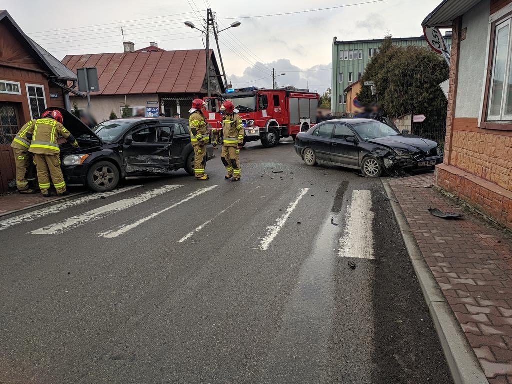 Wypadek na skrzyżowaniu. Interweniował śmigłowiec Lotniczego Pogotowia Ratunkowego (zdjęcia)