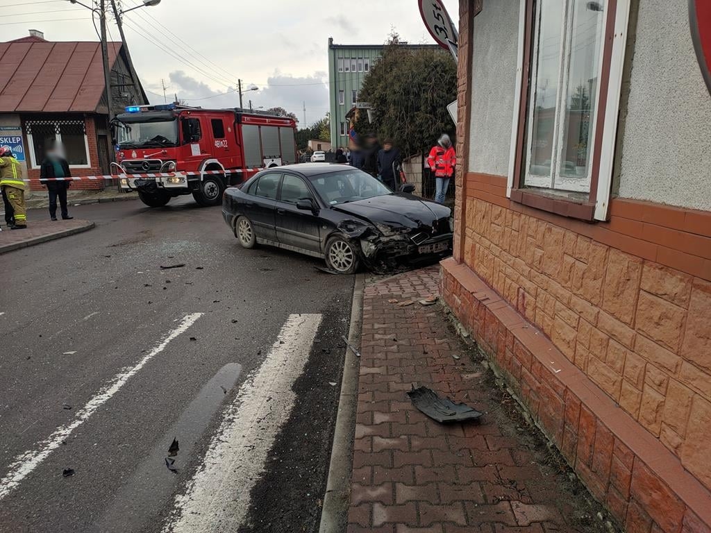 Zderzenie dwóch pojazdów i potrącenie pieszego. Policjanci poszukują świadków wypadku (zdjęcia)