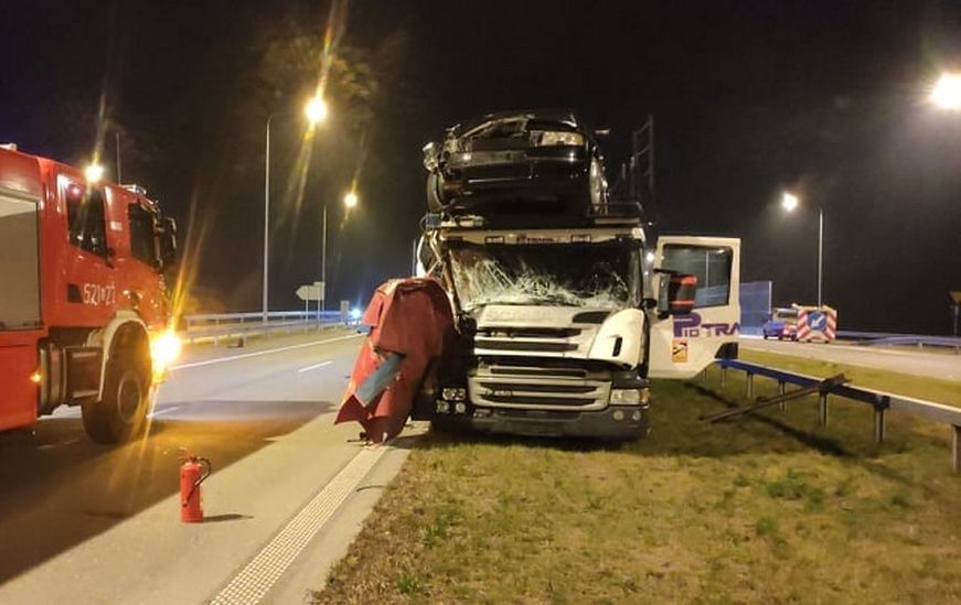 Nieustąpienie pierwszeństwa przyczyną zderzenia dwóch ciężarówek na S17 (zdjęcia)
