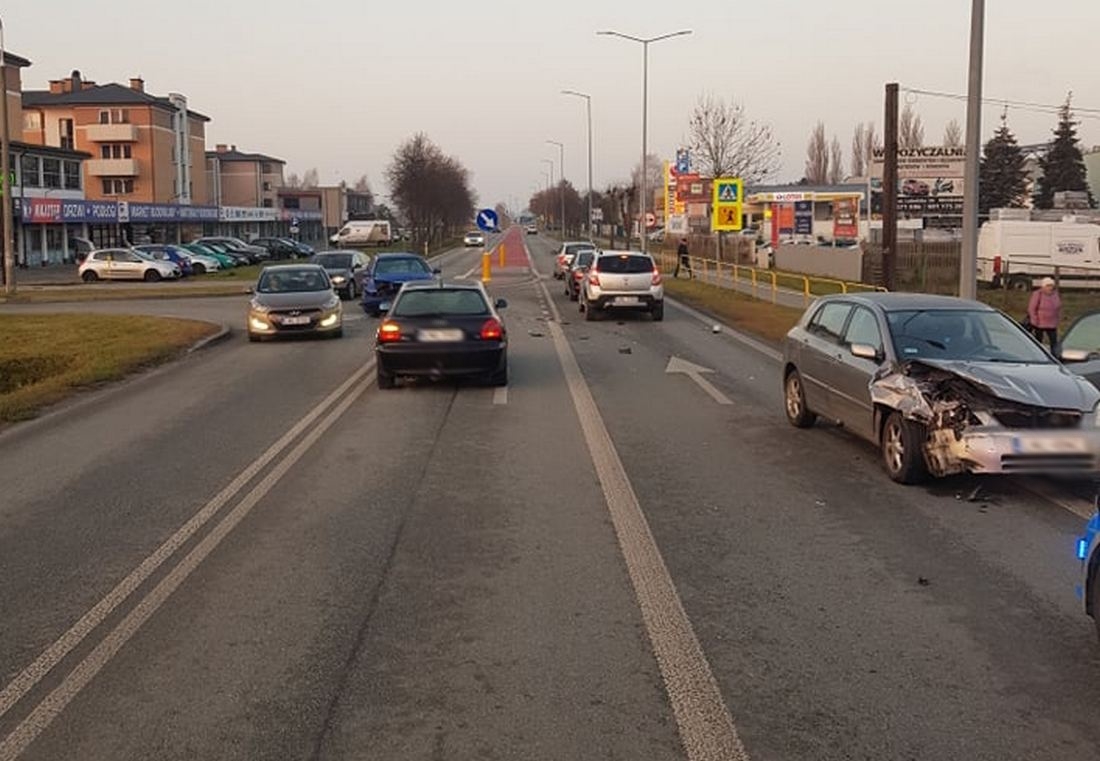 Wypadek na trasie Łęczna – Włodawa. Jeden z pojazdów dachował
