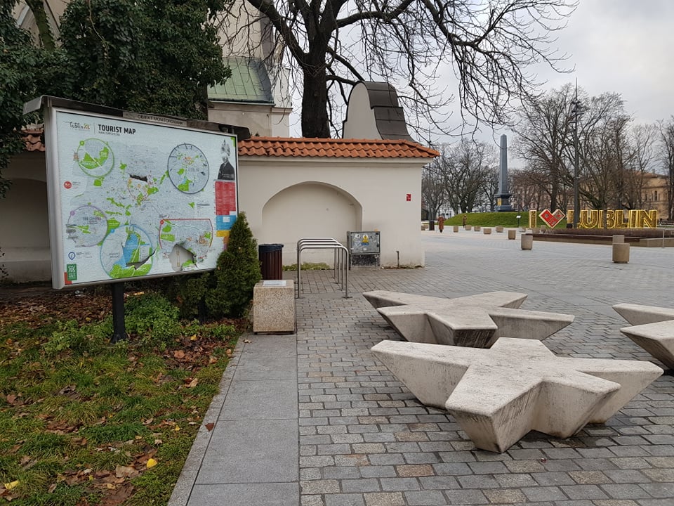 Dewastacja tablicy informacyjnej w centrum Lublina. Pomimo monitoringu, nie zauważono, kto to zrobił (zdjęcia)