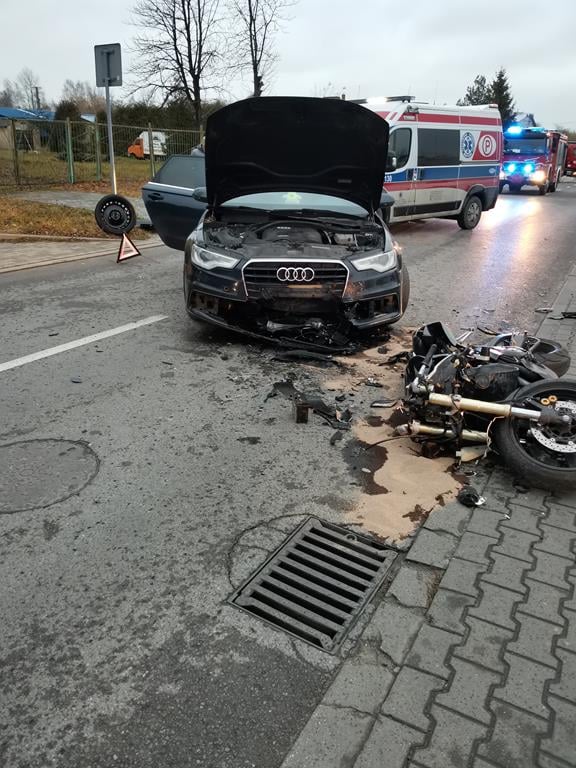 Zderzenie motocykla z audi. Jedna osoba trafiła do szpitala (zdjęcia)