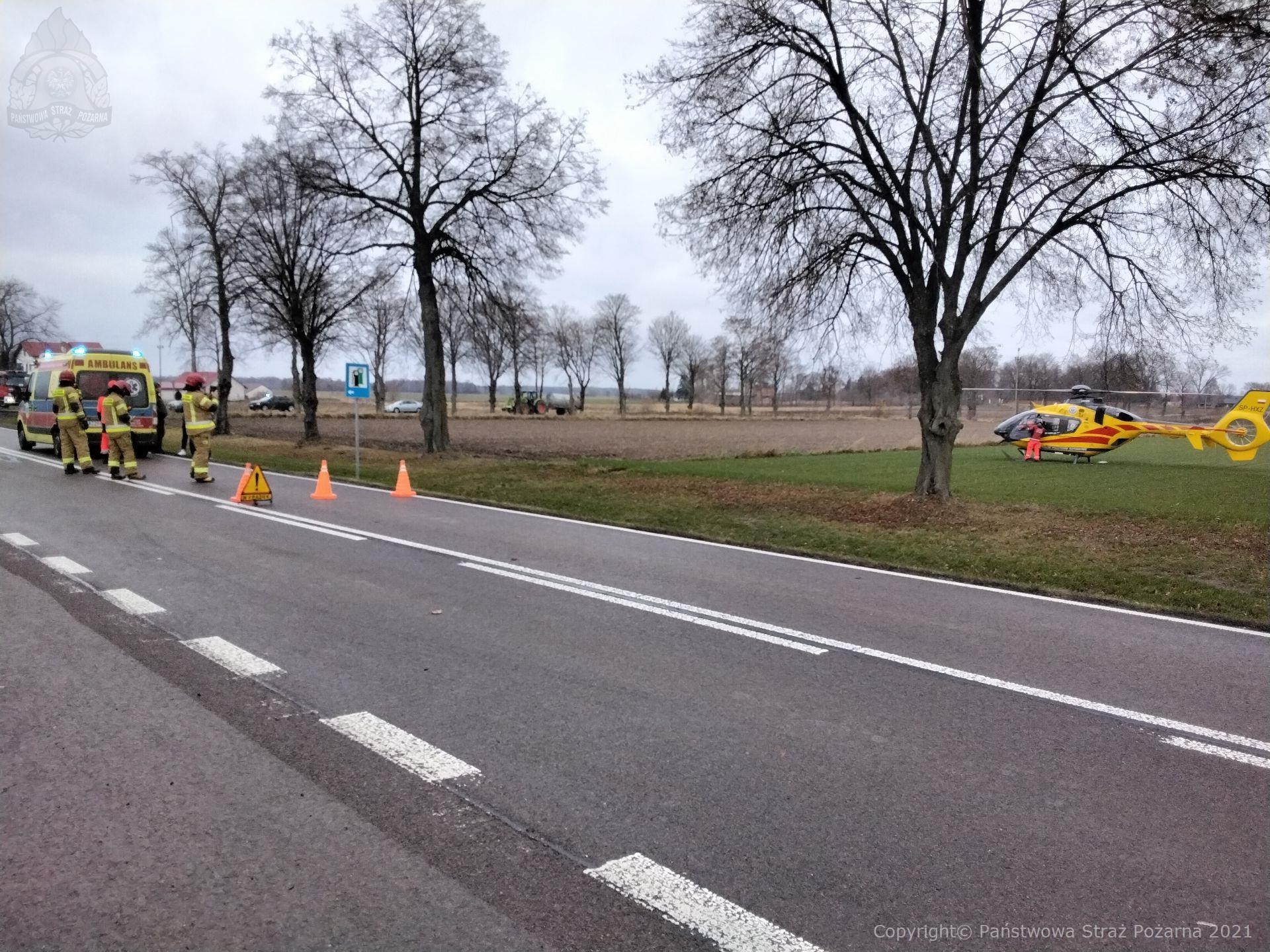 Wypadek na trasie Radzyń Podlaski – Sławatycze. Dwa auta rozbite, są osoby poszkodowane (zdjęcia)