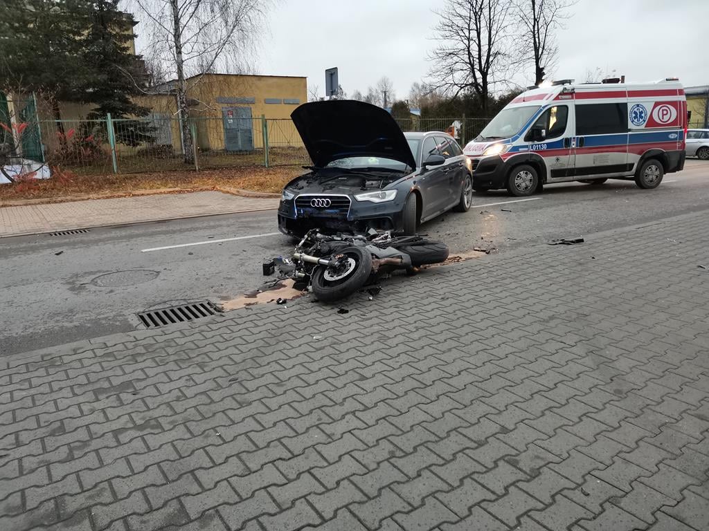 Zderzenie motocykla z audi. Jedna osoba trafiła do szpitala (zdjęcia)