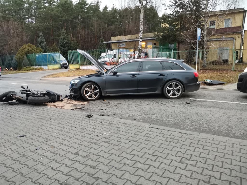 Zderzenie motocykla z audi. Jedna osoba trafiła do szpitala (zdjęcia)