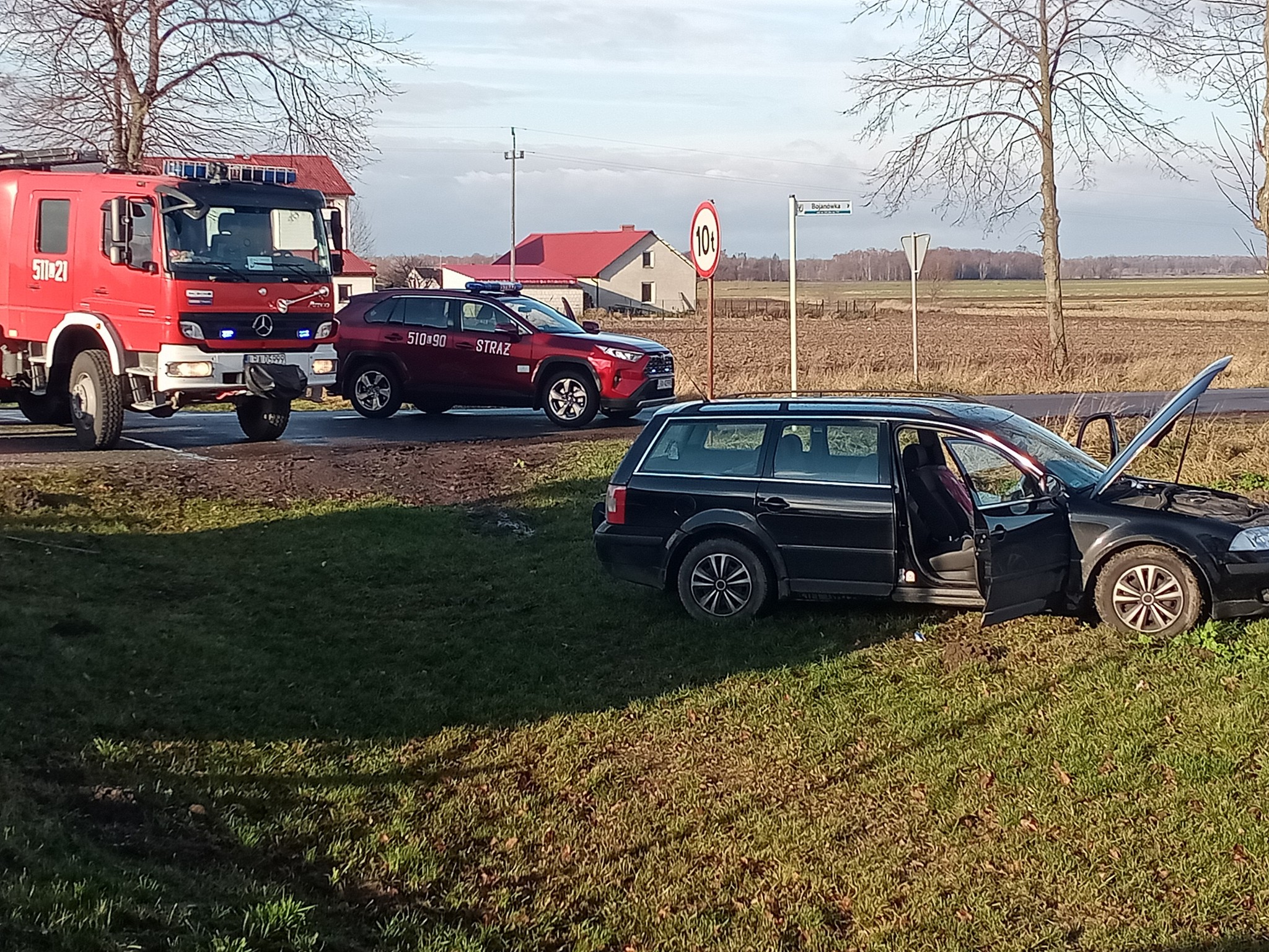 Wypadek na trasie Radzyń Podlaski – Sławatycze. Dwa auta rozbite, są osoby poszkodowane (zdjęcia)