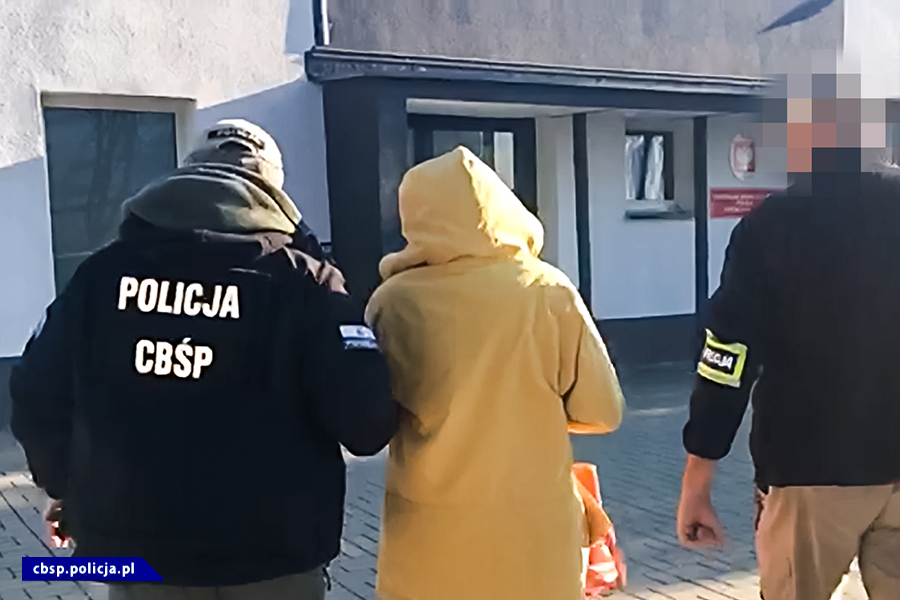 Kolejne osoby zatrzymane do sprawy fałszywych zaświadczeń potwierdzających przyjęcie szczepionki przeciwko COVID-19 (wideo, zdjęcia)