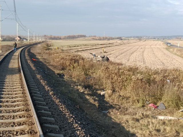 Pociąg relacji Lublin – Rzeszów zderzył się z hyundaiem. Jedna osoba nie żyje (zdjęcia)
