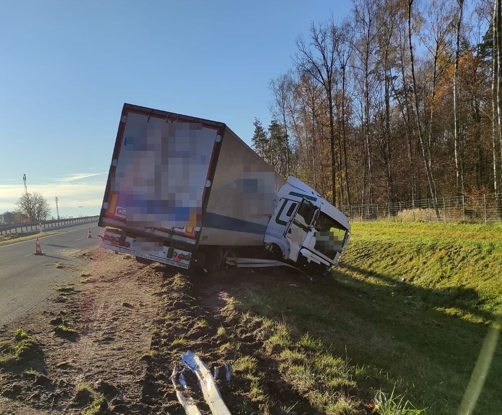 Na drodze S17 ciężarówka uderzyła w bariery energochłonne i wjechała do rowu (zdjęcia)