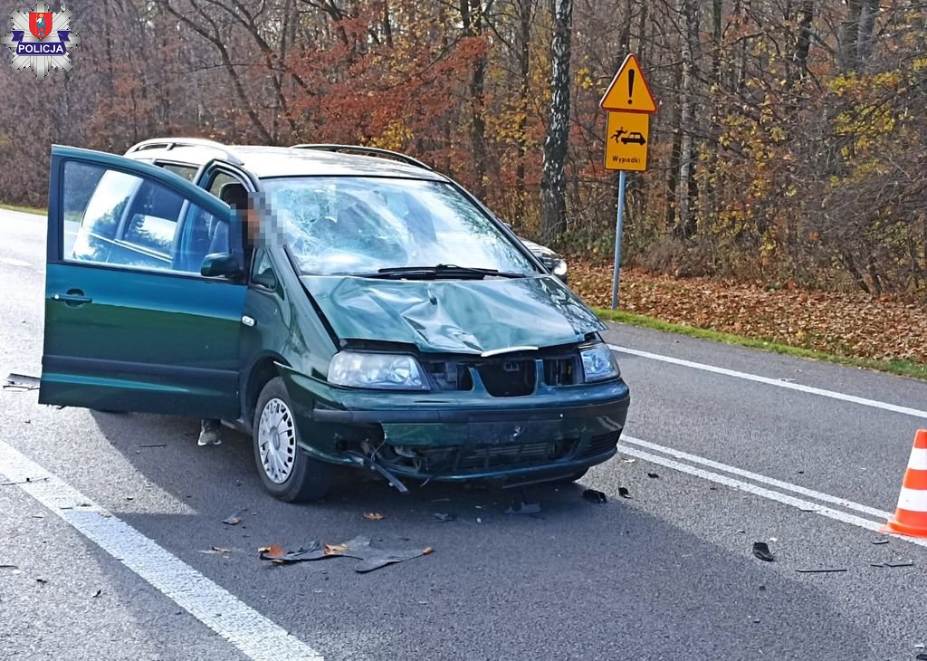 Zderzenie skutera z samochodem na trasie Lublin- Zamość. Droga jest całkowicie zablokowana (zdjęcia)