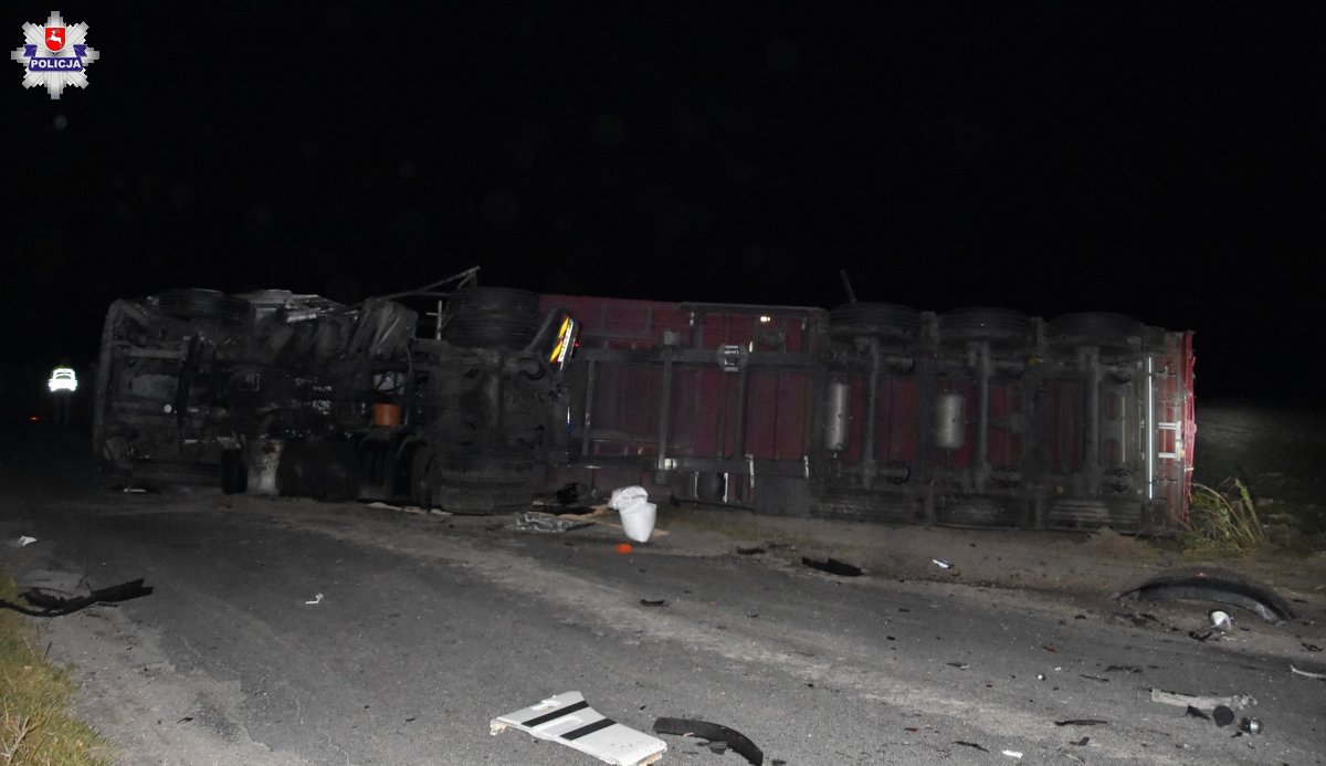 Po zderzeniu z osobówką pojazd ciężarowy przewrócił się na bok (zdjęcia)