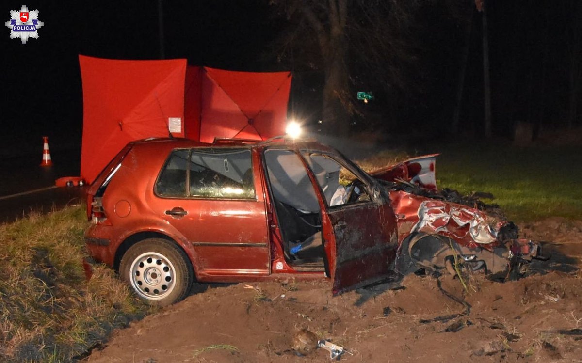 Volkswagen wypadł z drogi i uderzył w drzewo. 49-letni kierowca zginął na miejscu (zdjęcia)