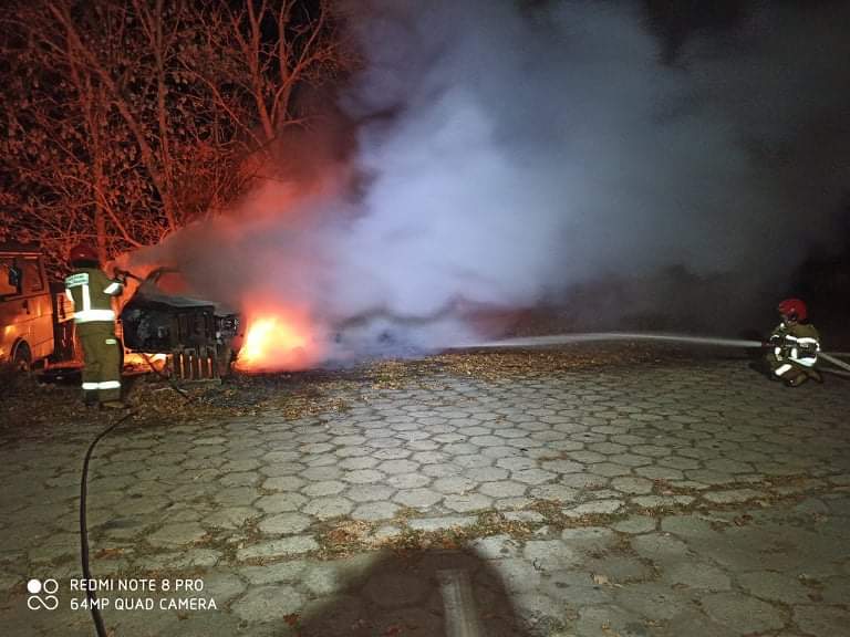 Nocny pożar dwóch samochodów na terenie dawnej stacji paliw (zdjęcia)