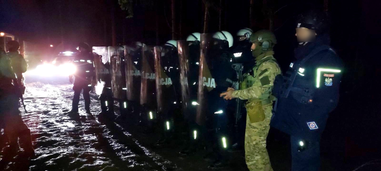 Kolejne siłowe próby wejścia do Polski pod okiem białoruskich służb (wideo, zdjęcia)