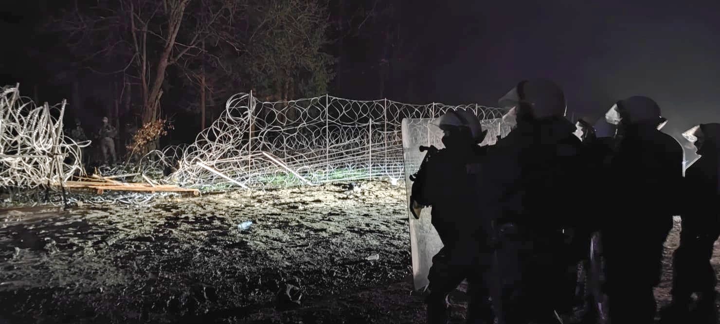 Kolejne siłowe próby wejścia do Polski pod okiem białoruskich służb (wideo, zdjęcia)