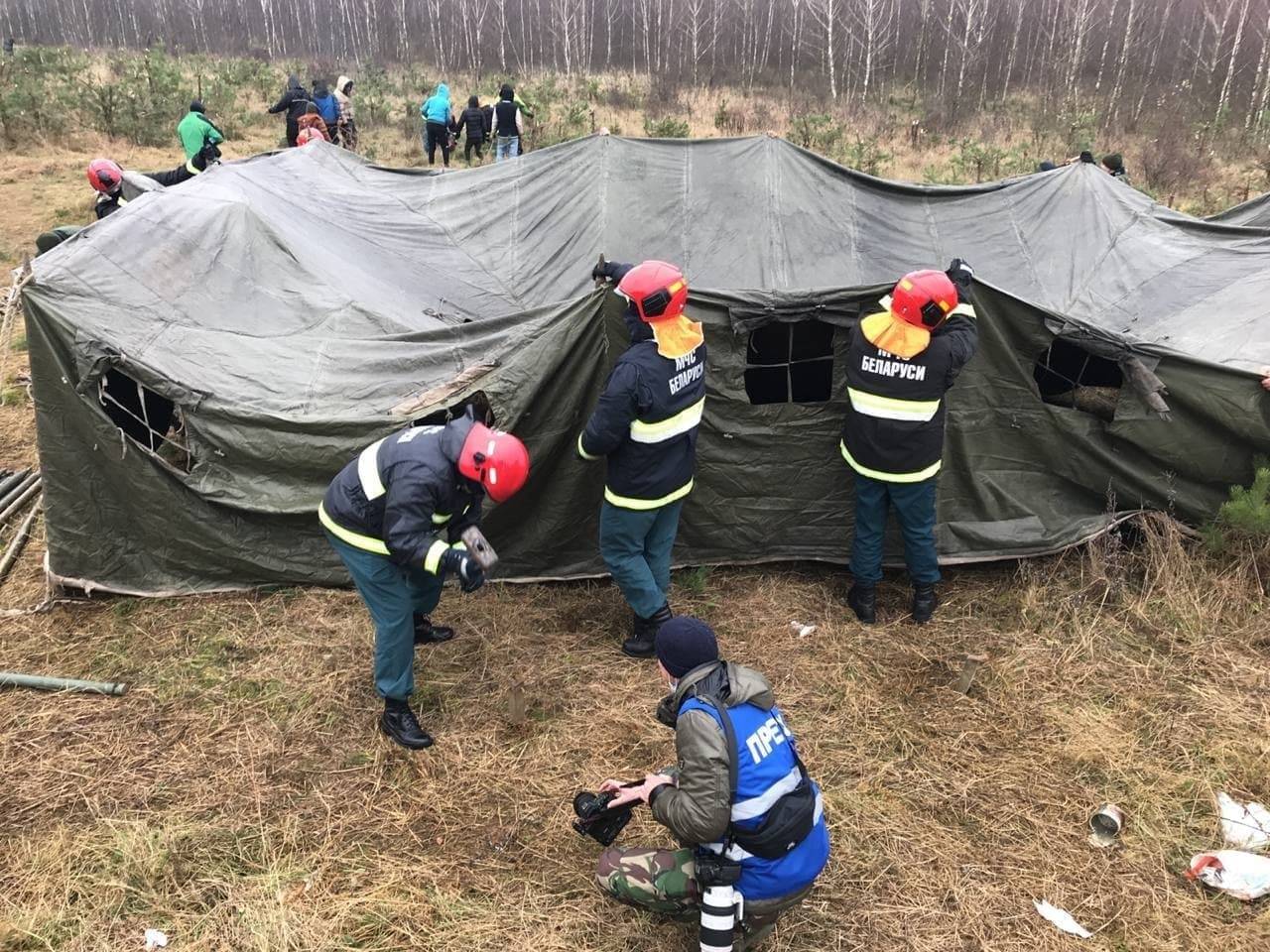 Raport z granicy polsko-białoruskiej. Kontenery mieszkalne dla żołnierzy, rozbudowa obozowiska migrantów, zawieszone loty z Syrii, śmierć polskiego żołnierza (zdjęcia)