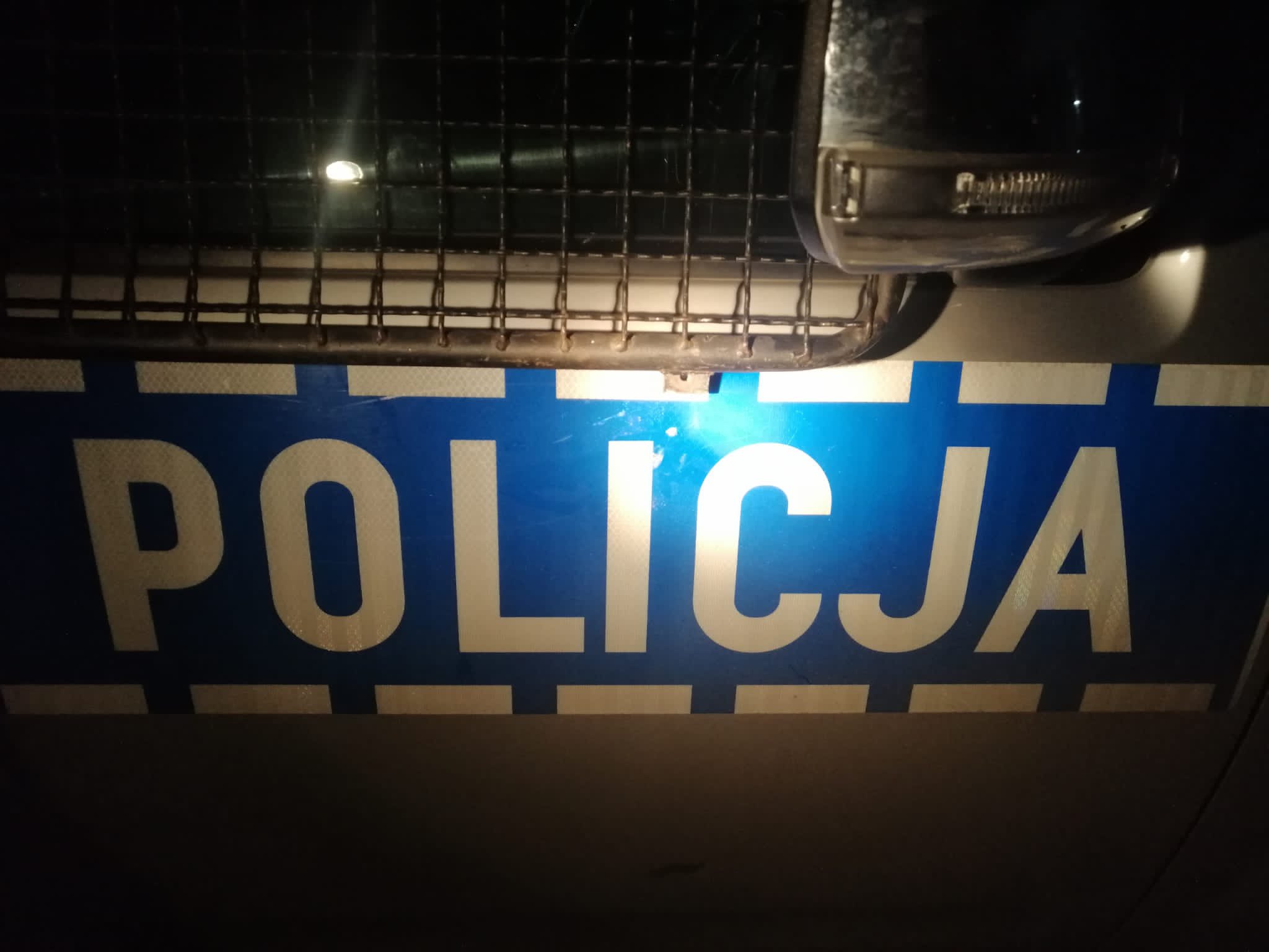Niespokojna noc na granicy. Dwie siłowe próby przekroczenia, „żołnierze i funkcjonariusze zostali obrzuceni gruzem przez migrantów” (zdjęcia)