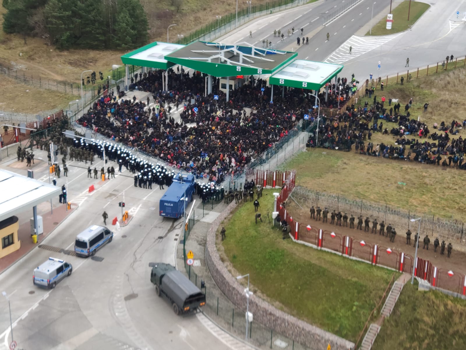 Przy granicy z Polską znajduje się około 3,5 tys. migrantów. Trwa próba wejścia do Polski (wideo)