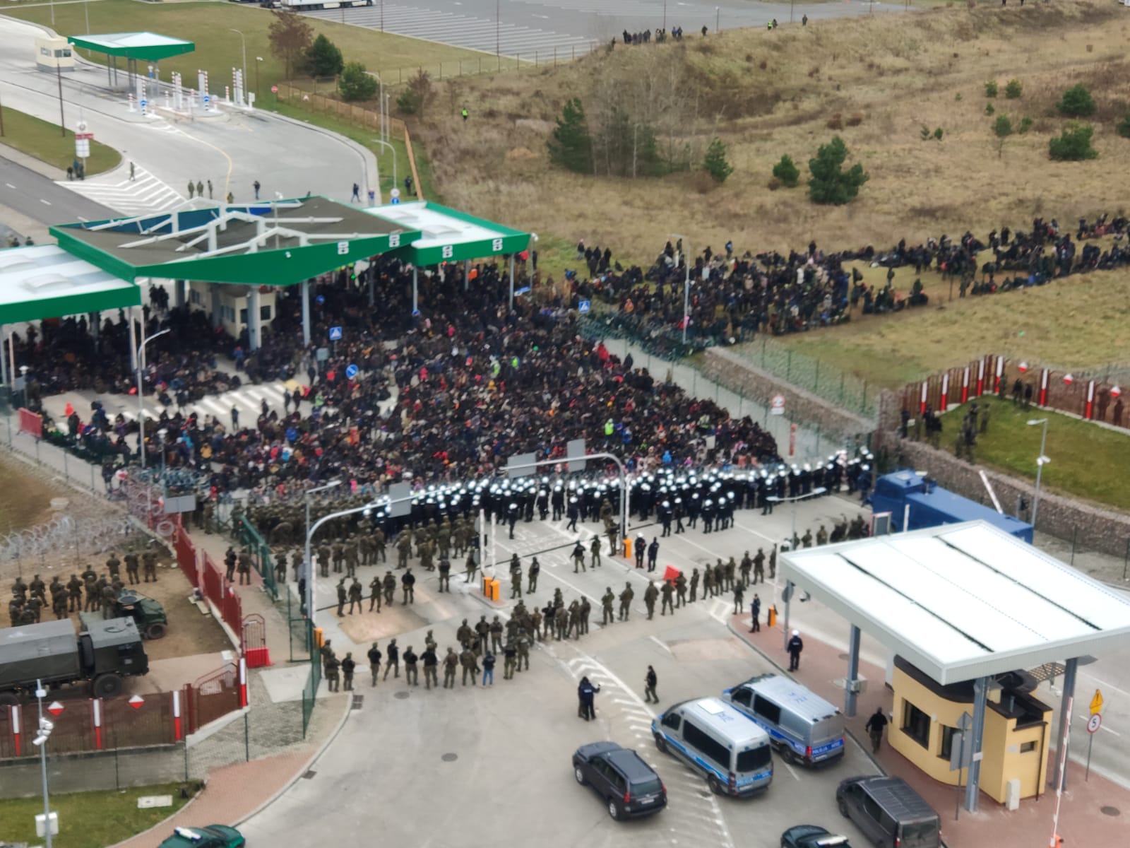 Przy granicy z Polską znajduje się około 3,5 tys. migrantów. Trwa próba wejścia do Polski (wideo)