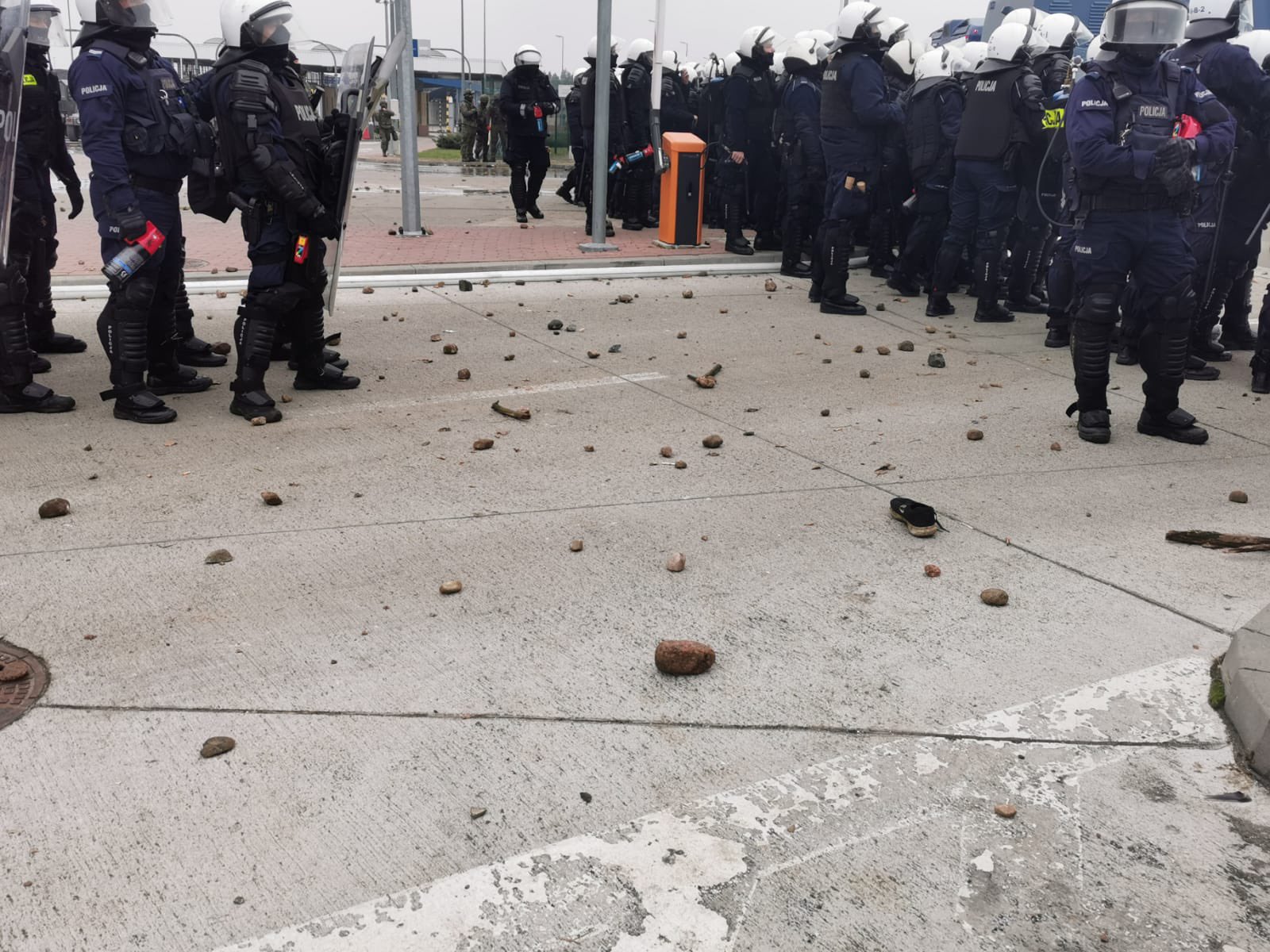 Trzy osoby poszkodowane po ataku migrantów na granicy (wideo, zdjęcia)
