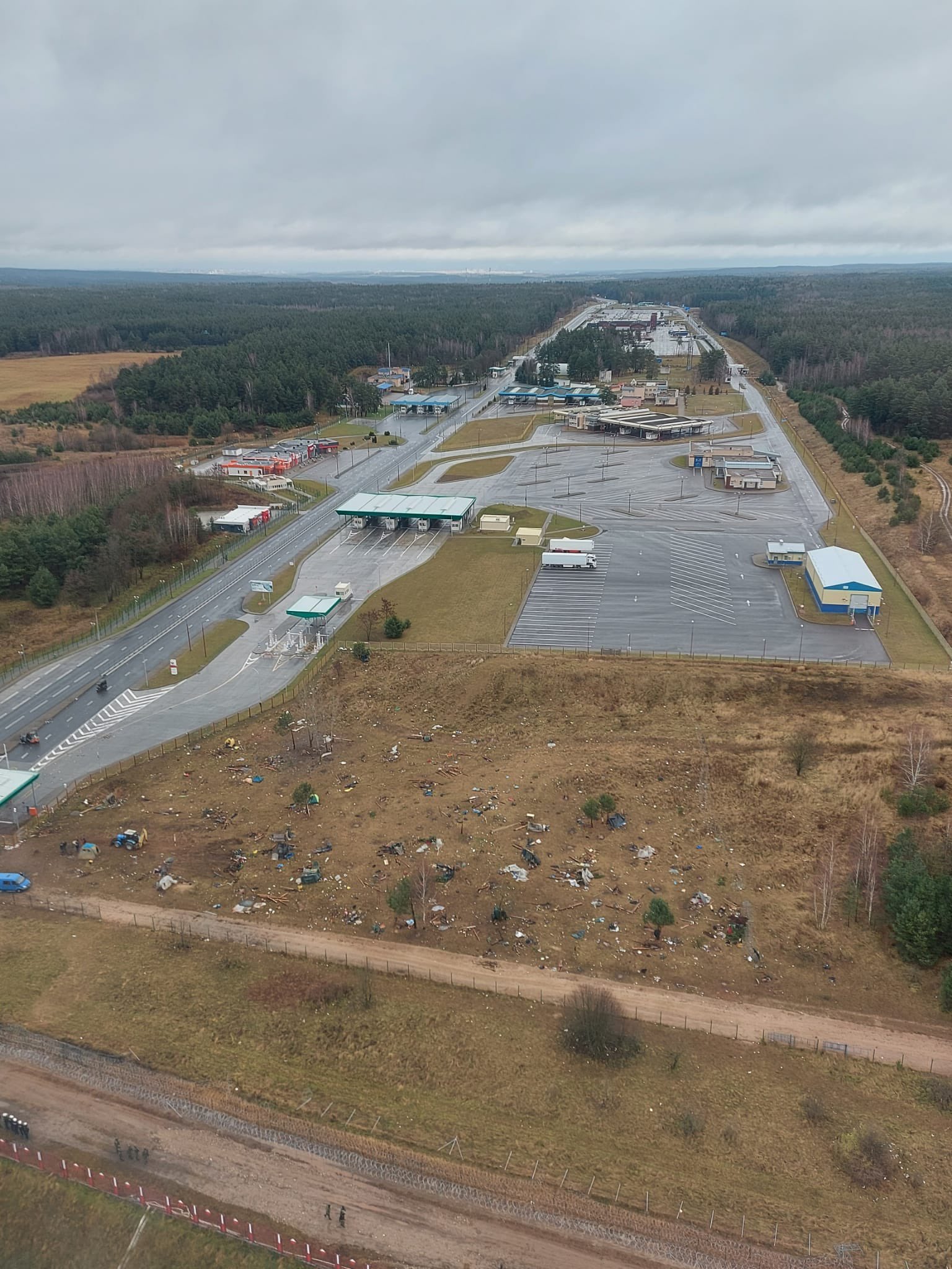 Kolejne próby nielegalnego przekroczenia granicy, w tym dwie siłowe. Trzy osoby odpowiedzą za pomocnictwo (zdjęcia)