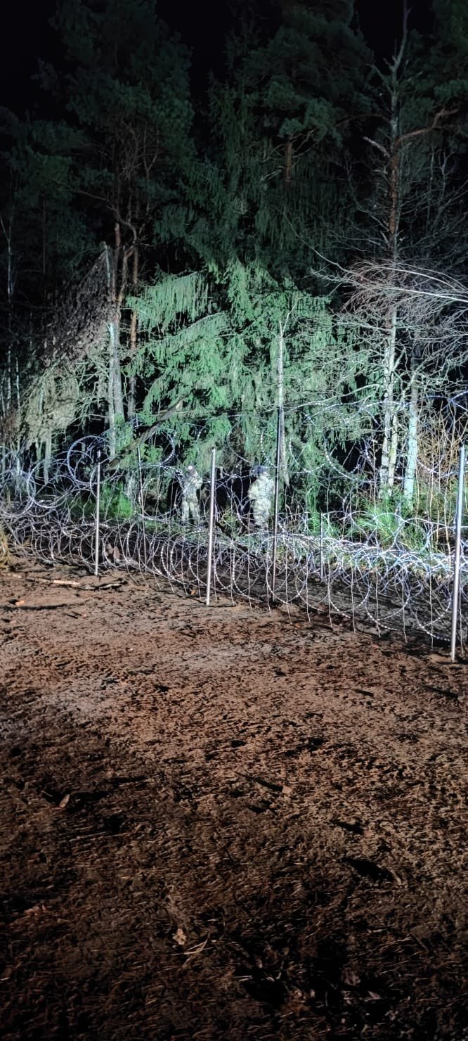 Kilka prób siłowego forsowania granicy. Polskie służby obrzucane kamieniami, uszkodzone zostały dwa radiowozy (zdjęcia)