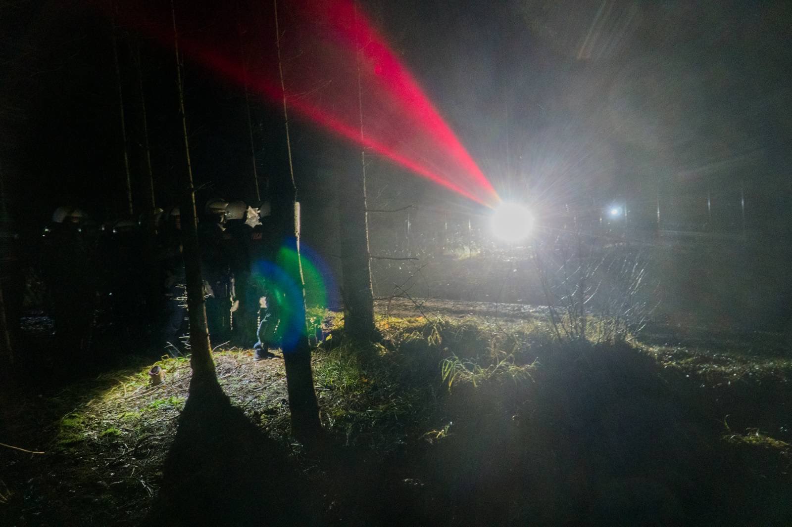 Nocny atak na polską granicę nadzorowany przez białoruskie służby (zdjęcia, wideo)