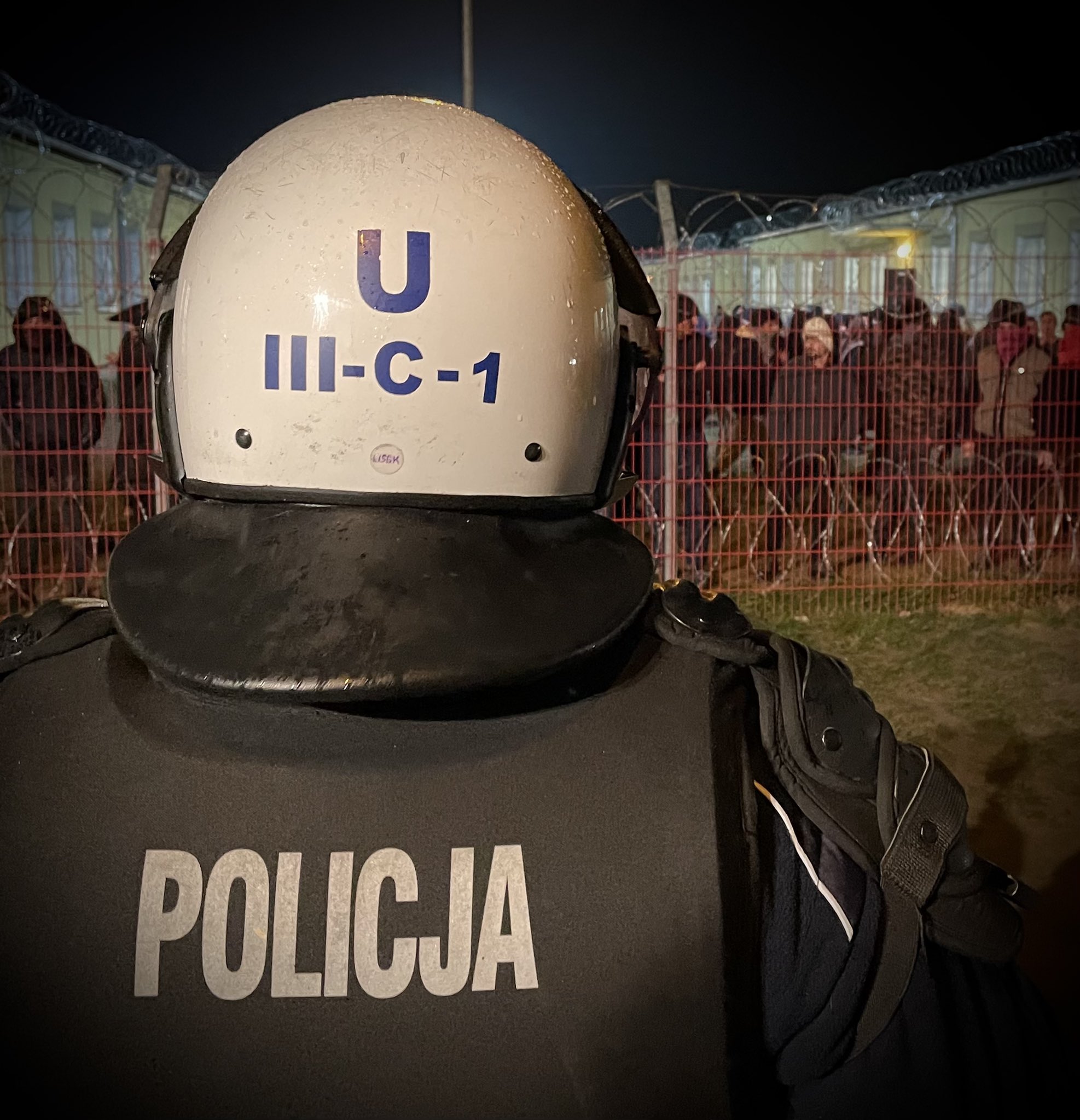 Kolejna próba siłowego sforsowania granicy. Bunt cudzoziemców w ośrodku, interweniowało ponad 500 policjantów (wideo)